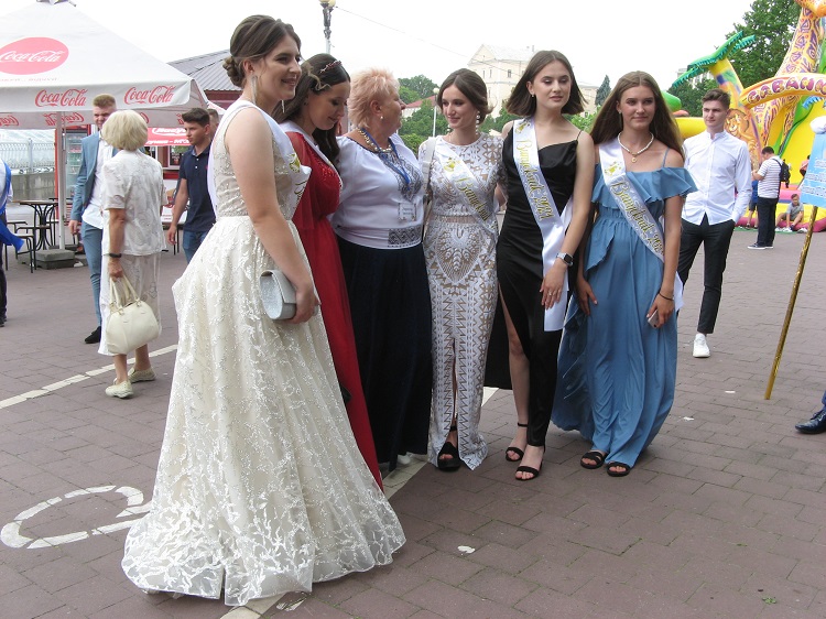 Шлейфи і відкриті плечі: яким сукням віддали перевагу випускниці у Тернополі у 2021-му (БАГАТО ФОТО)