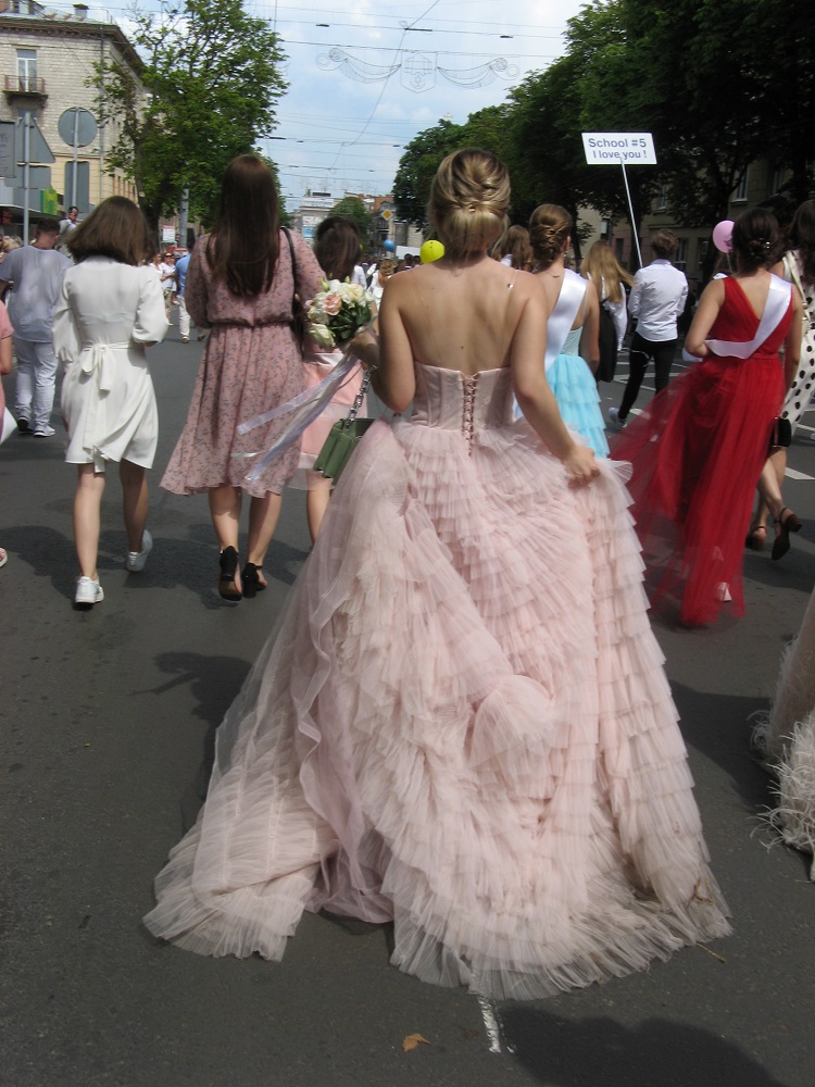 Шлейфи і відкриті плечі: яким сукням віддали перевагу випускниці у Тернополі у 2021-му (БАГАТО ФОТО)