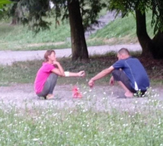 У Почаєві чоловік з жінкою вживали наркотики прямо біля дитячого майданчику (ФОТО)