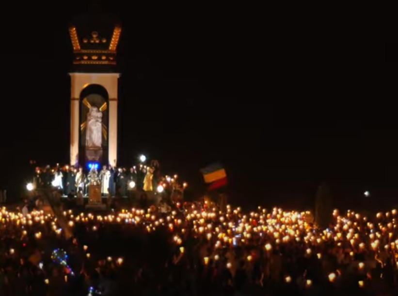 Захоплює дух: неймовірне відео походу зі свічками на Всеукраїнській прощі в Зарваниці