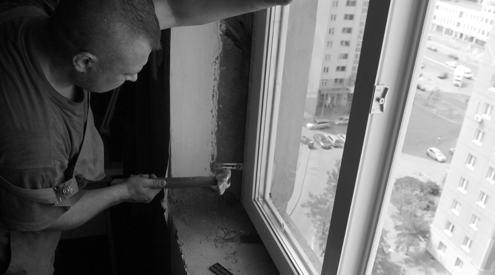 Біля Тернополя чоловік ставив вікно і упав разом з ним з будівлі