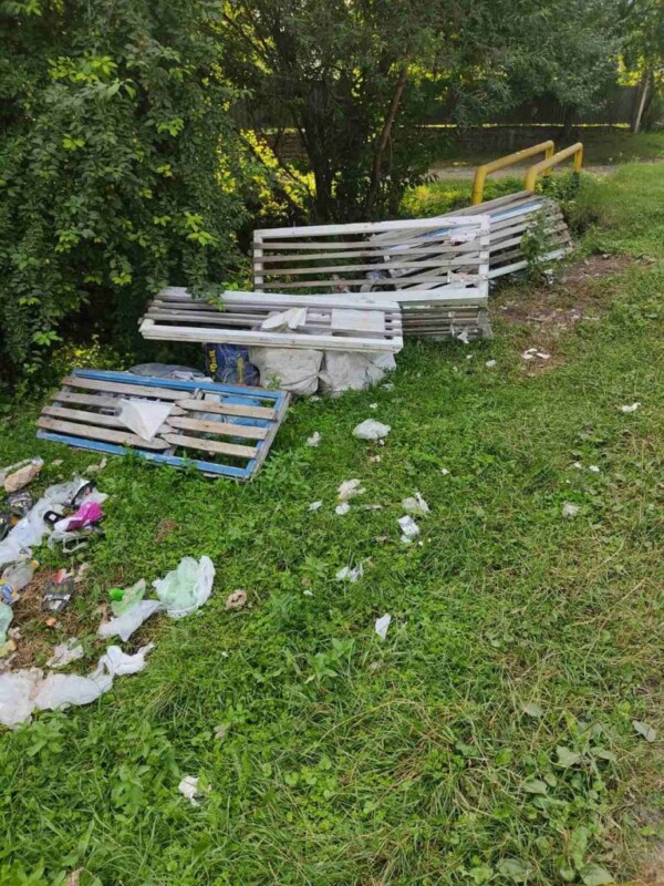 Поламані лавки та купи сміття: як відпочивають у парках Тернопільщини (ФОТО)