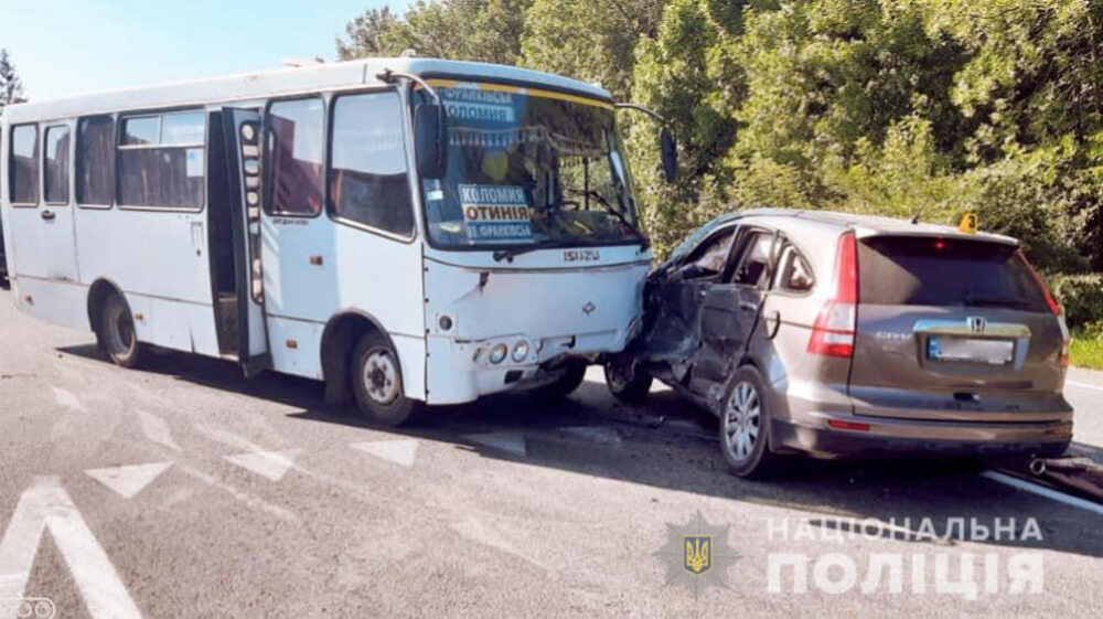 В’їхали під автобус: тернополяни на Франківщині потрапили в жахливу аварію (ФОТО)