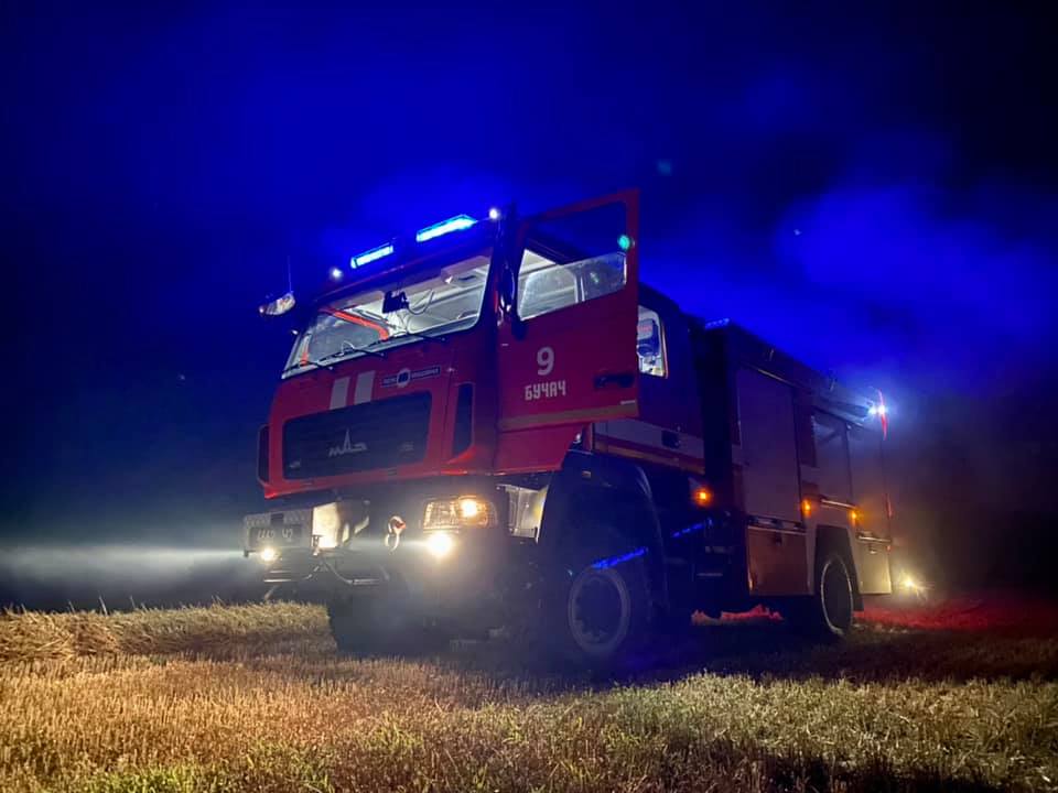 Пожежа набирала обертів: на Чортківщині вогонь охопив 4 га поля (ФОТО)