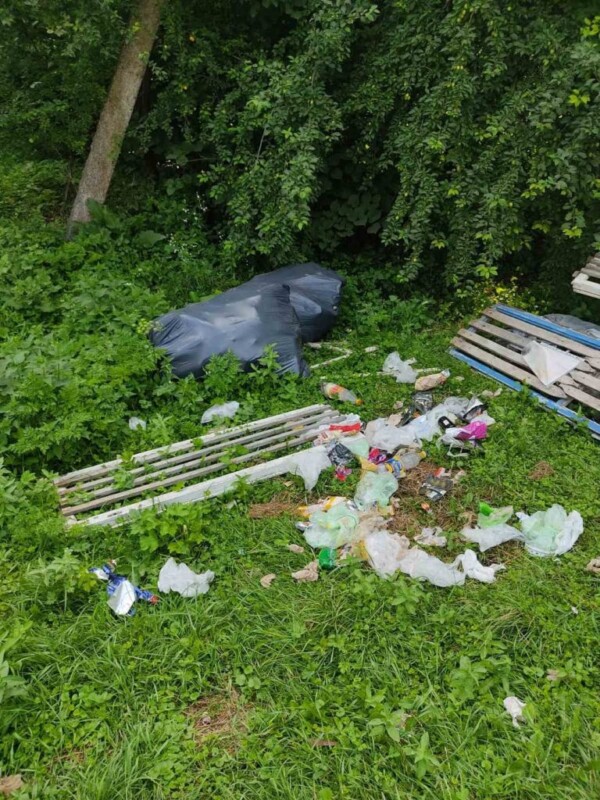 Поламані лавки та купи сміття: як відпочивають у парках Тернопільщини (ФОТО)