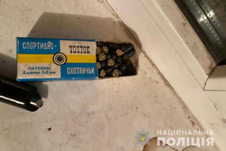 У Тернополі лунали постріли: з вікна будинку чоловік стріляв по автомобілях (ФОТО)