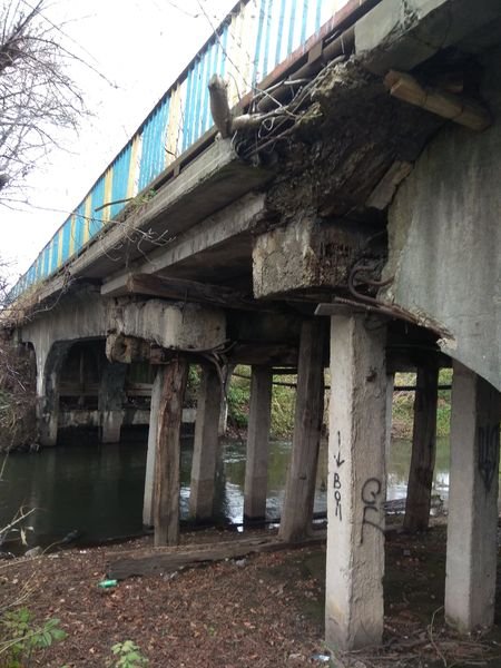 “Може статися біда”: люди б’ють на сполох через жахливий стан мосту на Тернопільщині (ФОТОФАКТ)