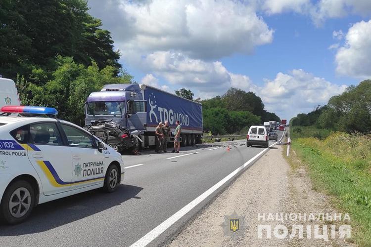 Смертельна аварія біля Тернополя: зіткнулися “Фольксваген” та вантажівка (ФОТО)