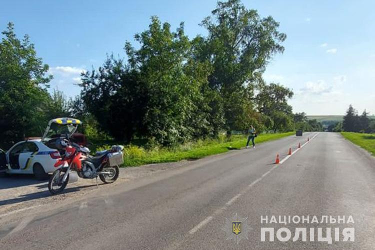 Грався м’ячем і вийшов на дорогу: на Теребовлянщині водій на мотоциклі збив 7-річного хлопчика