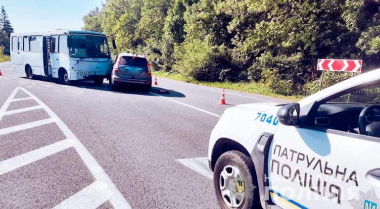 В’їхали під автобус: тернополяни на Франківщині потрапили в жахливу аварію (ФОТО)