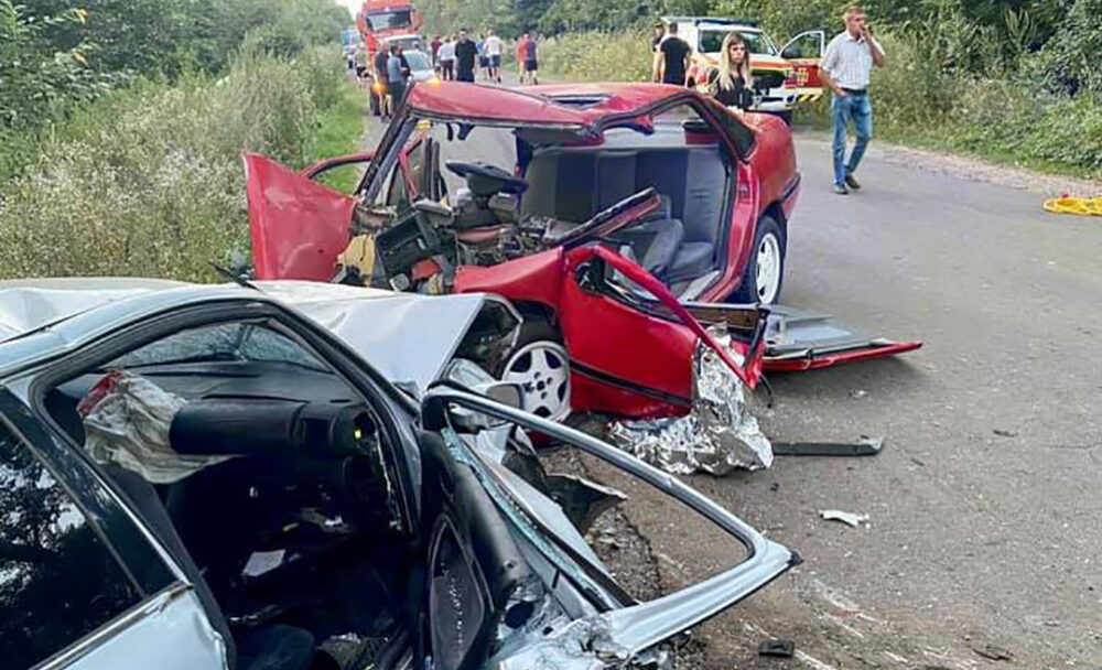 Аварія на Бучаччині: автомобілі розбиті вщент, три пасажирки і водій – у лікарні (ФОТО)