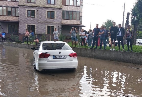 Під час зливи у Тернополі потонули автомобіль і тварини (ФОТО)