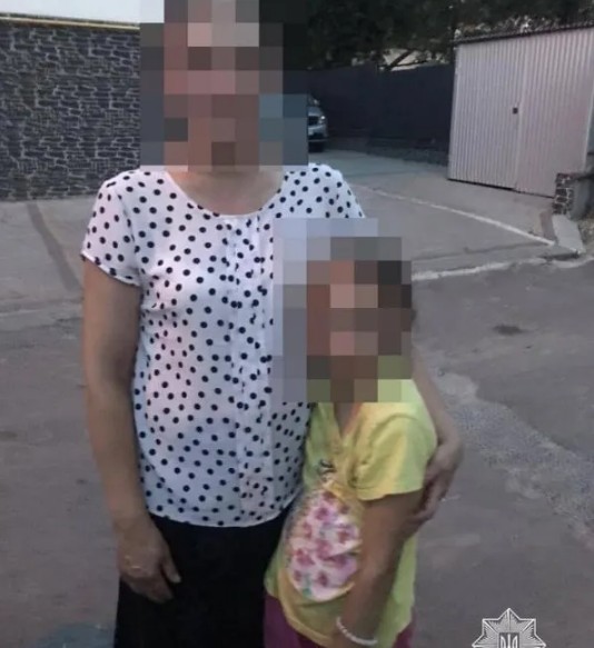Блукала сама: у Тернополі біля котельні ходила перелякана маленька дівчинка (ФОТО)