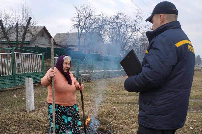 “Усі палять і я буду палити”: Тернопільщину заполонив їдкий дим, дихати немає чим (ФОТО)