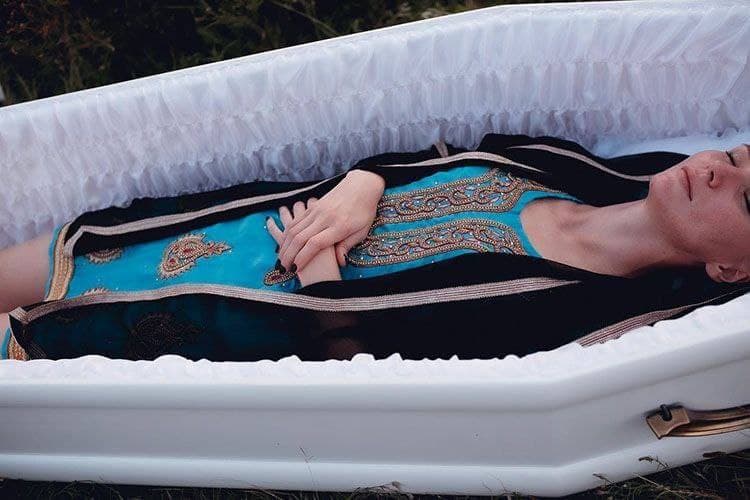 “Смерть моді не завадить”: ритуальна агенція підірвала мережу модним показом для поховання (ФОТО)