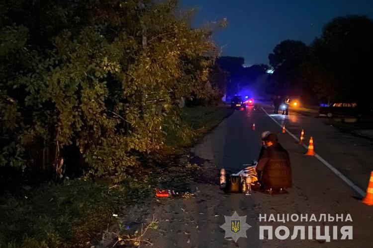 Трагічна аварія на трасі Підволочиськ-Збараж: водій на “Фольксвагені” збив двох пішоходів, 18-річний юнак загинув (ФОТО)