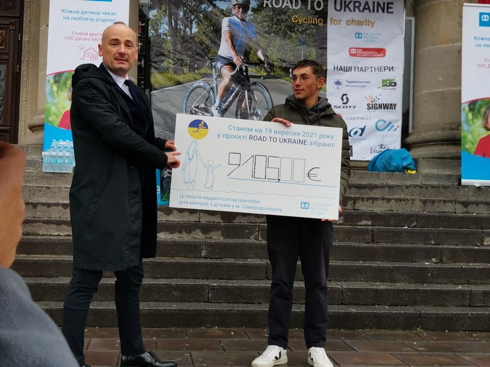 На Тернопільщині зустріли 23-річного бельгійця, який велосипедом подолав 2200 кілометрів (ФОТО)