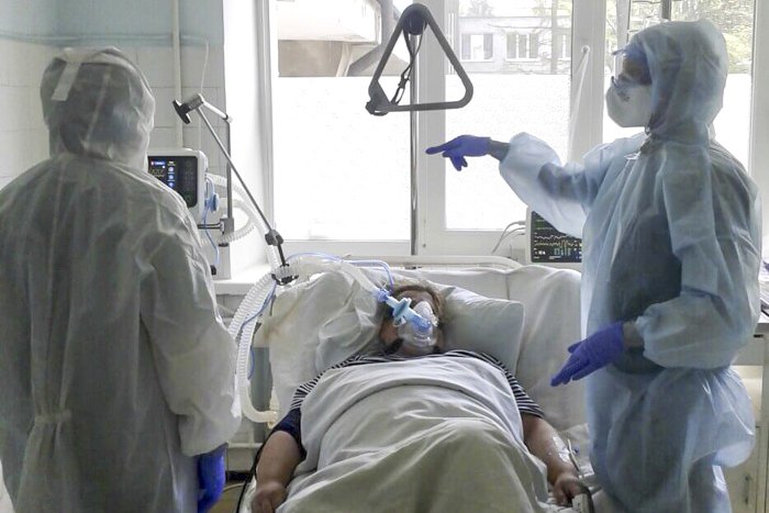 У тернопільських лікарнях лежать 77 пацієнтів з коронавірусом, четверо підключені до апаратів ШВЛ