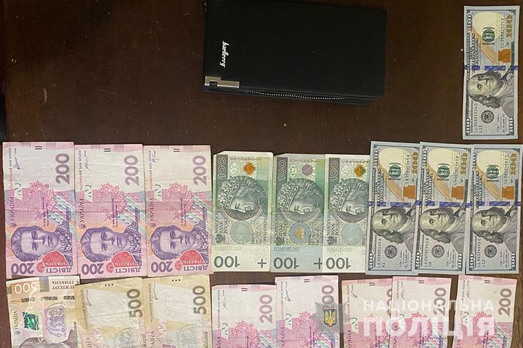 Поліцейський зі Збаража повернув власнику знайдений гаманець із великою сумою грошей
