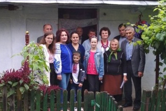 Там виросло чотири покоління: родина з Тернопільщини відзначила сторіччя своєї хати (ФОТО)