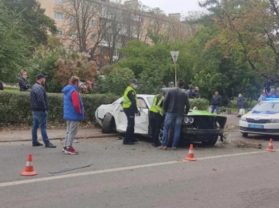 У Тернополі нетверезий водій розбив американськиий автомобіль Dodge (ФОТО, ВІДЕО)