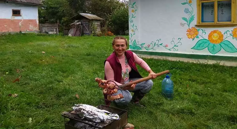 Пара з Чорткова для приготування шашлика використала господарські вила замість шампурів (ФОТОФАКТ)