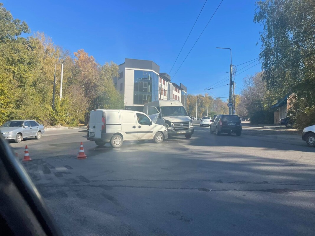 Зіткнулися два “Фольцвагени і Фіат”: на Бережанській на перехресті сталася аварія (ФОТО)