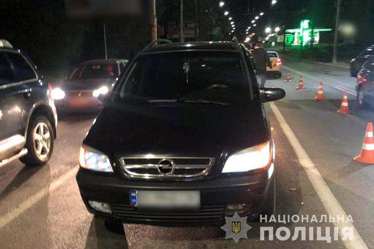 У Тернополі п’яна водійка вчинила ДТП: жінка хамила копам, матюкалася і розбила вікно в патрульному авто