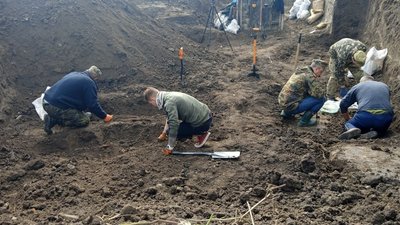 Поблизу Чорткова будівельники натрапили на масове захоронення людей (ФОТО)