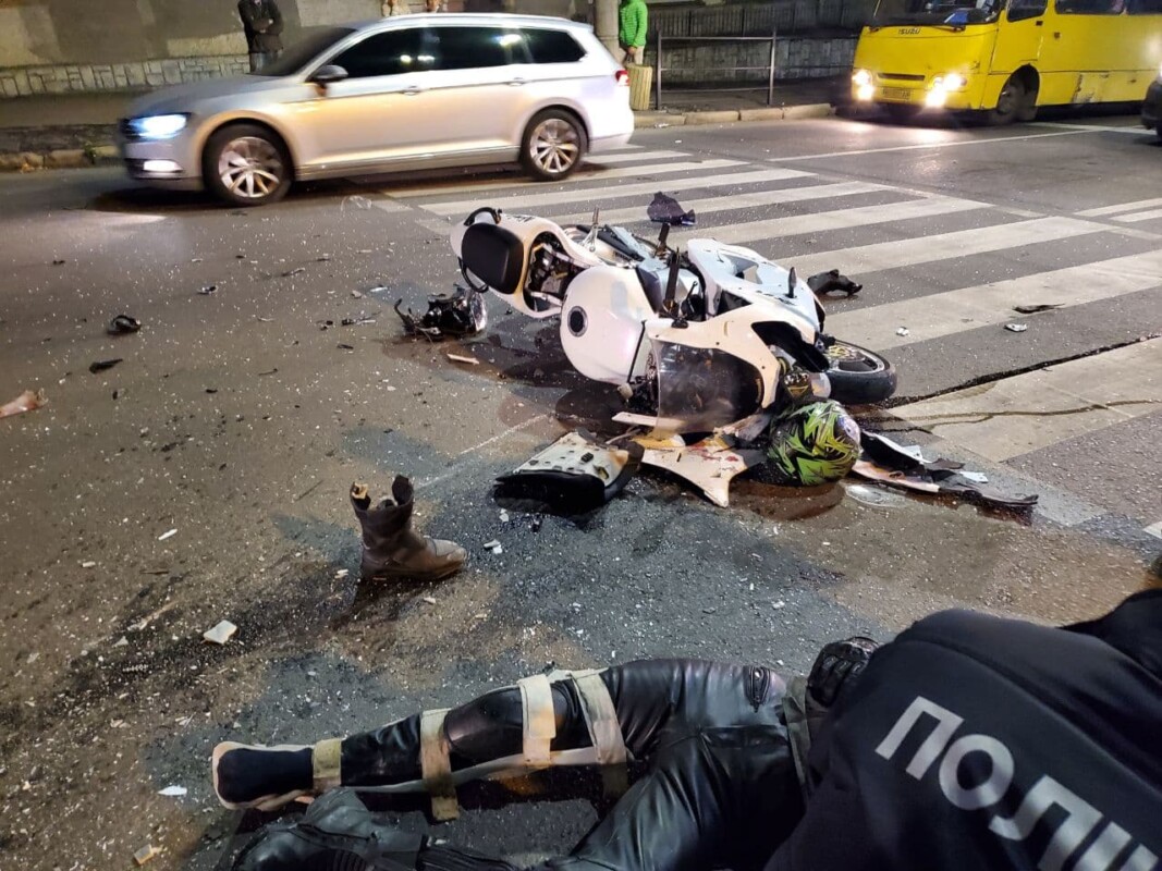 На Бандери серйозна аварія: зіткнулися легківка та мотоцикл (ФОТО)