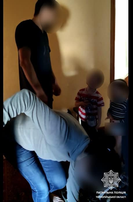 Батьки – п’яні, а хлопчики брудні та голодні: у Тернополі в батьків вилучили двох малолітніх дітей (фото)