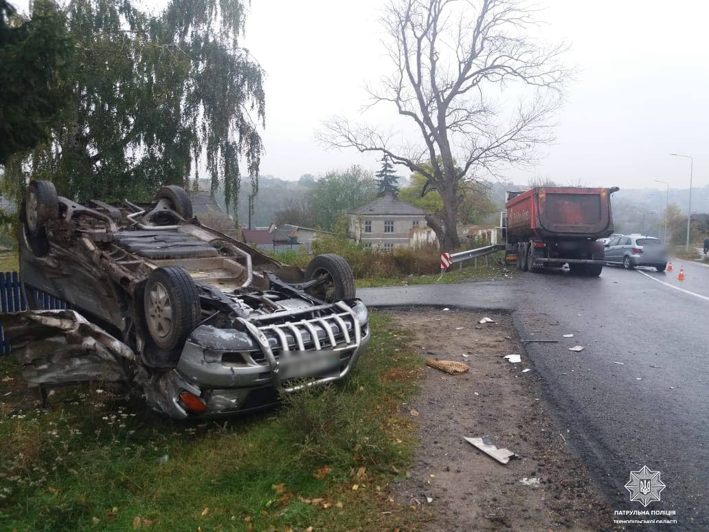 ДТП на Тернопільщині: зіткнулися вантажівка та дві легківки, рух ускладено (ФОТО)