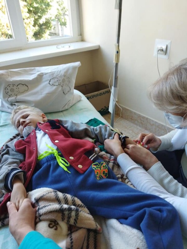 “Материнське серце розривається”: на Тернопільщині залишилась одна дитина, яка не отримала дорогоцінний препарат від СМА