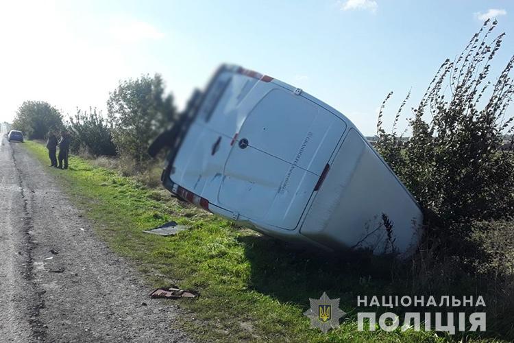 На Кременеччині водій на “Мерседесі” зіткнувся із вантажним тягачем: бус перекинувся (ФОТО)