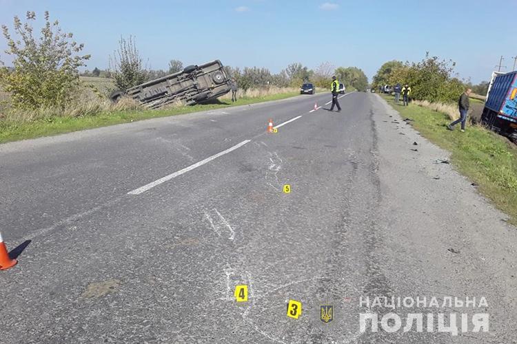 На Кременеччині водій на “Мерседесі” зіткнувся із вантажним тягачем: бус перекинувся (ФОТО)