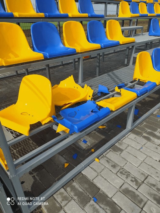 На Теребовлянщині підлітки потрощили крісла на стадіоні (ФОТО)