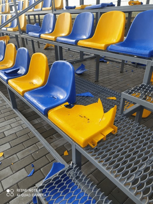 На Теребовлянщині підлітки потрощили крісла на стадіоні (ФОТО)