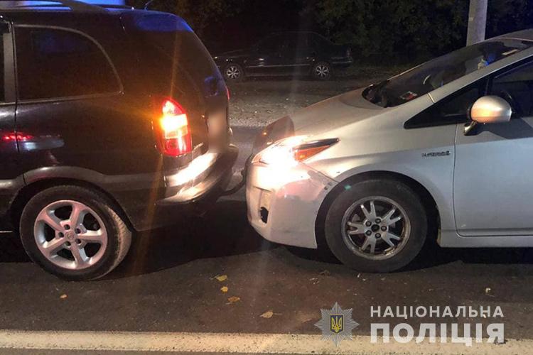 У Тернополі п’яна водійка вчинила ДТП: жінка хамила копам, матюкалася і розбила вікно в патрульному авто