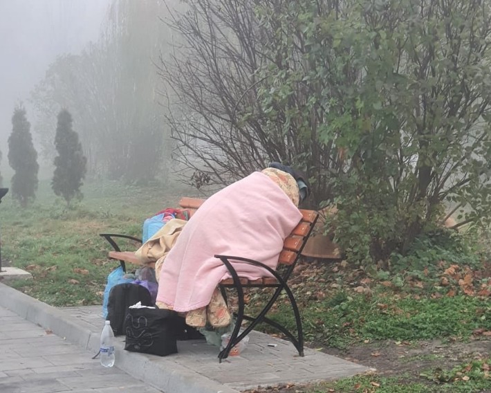 “Людину вигнали…”: у Тернополі в парку ночує невідома жінка, люди стривожені (ФОТО)