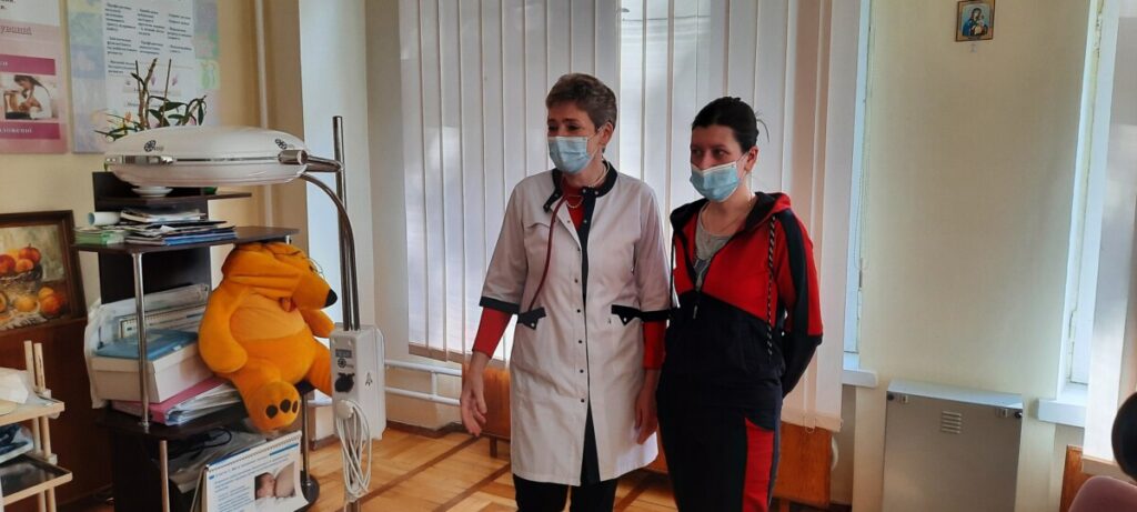 Благодійна акція в Тернополі: мережа EVA подарувала обласній дитячій лікарні необхідне обладнання