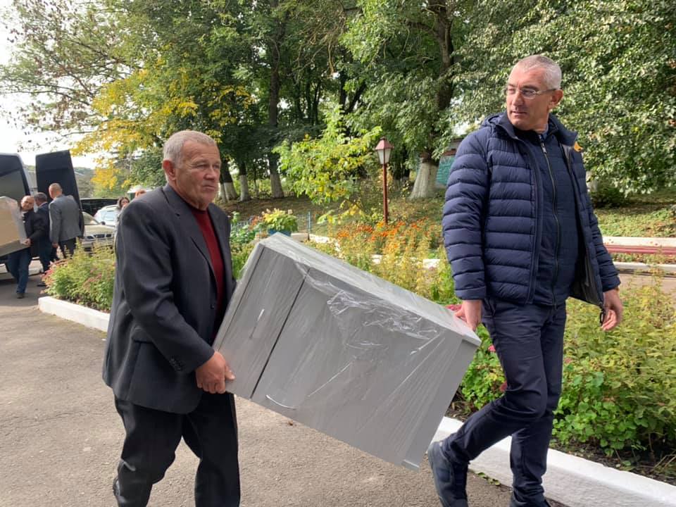 Нова постільна білизна, тумбочки та рушники: підопічні Денисівського будинку престарілих отримали допомогу