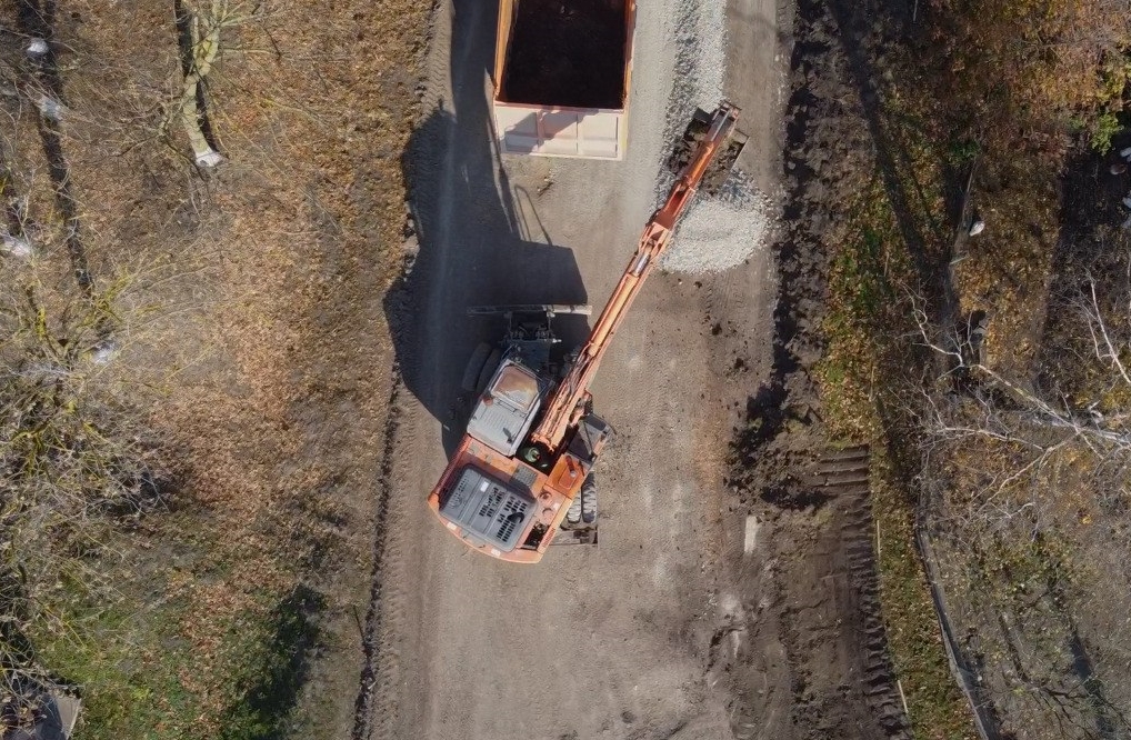 В одному з найвіддаленіших сіл Великоберезовицької громади ремонтують знищену дорогу (ФОТО, ВІДЕО)