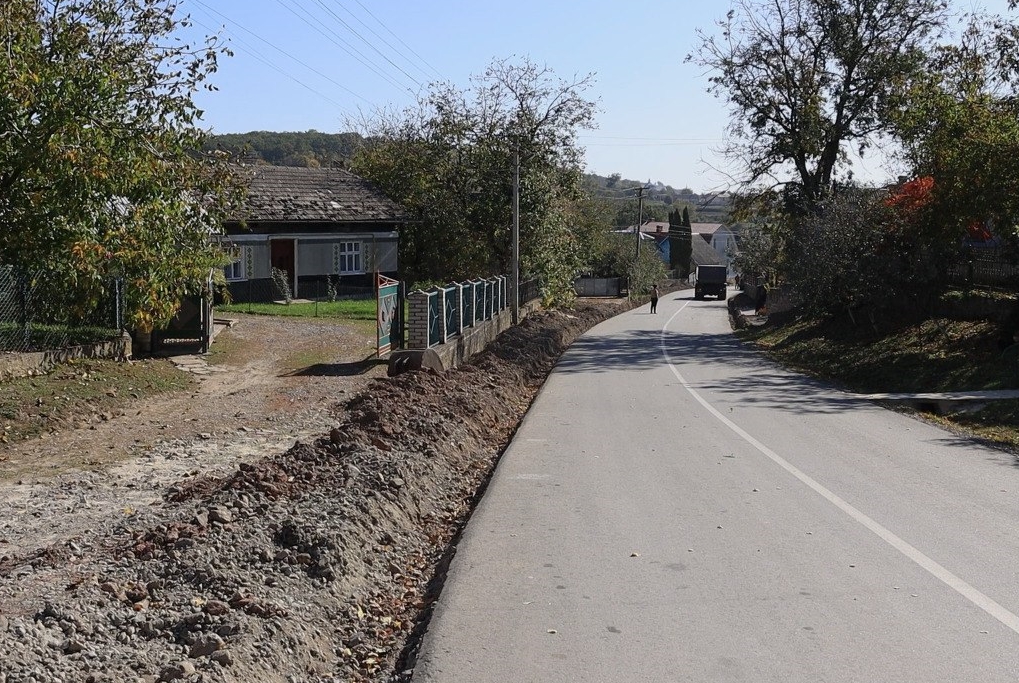 Господарський підхід: в одному з сіл Великоберезовицької громади на дорозі облаштовують водовідведення (ВІДЕО)