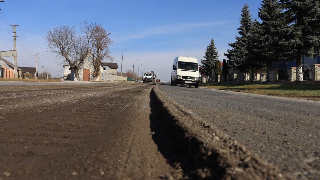 У селі Мишковичі ремонтують дорогу державного значення (ФОТО, ВІДЕО)