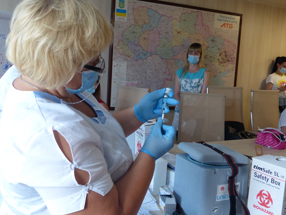 Здоров’я та безпека найбільшої торговельної мережі України: в «АТБ» вакцинували понад 80% співробітників