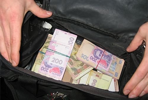 У Тернополі злодій викрав з автомобіля сумку з грошима: сума збитків 75000 грн