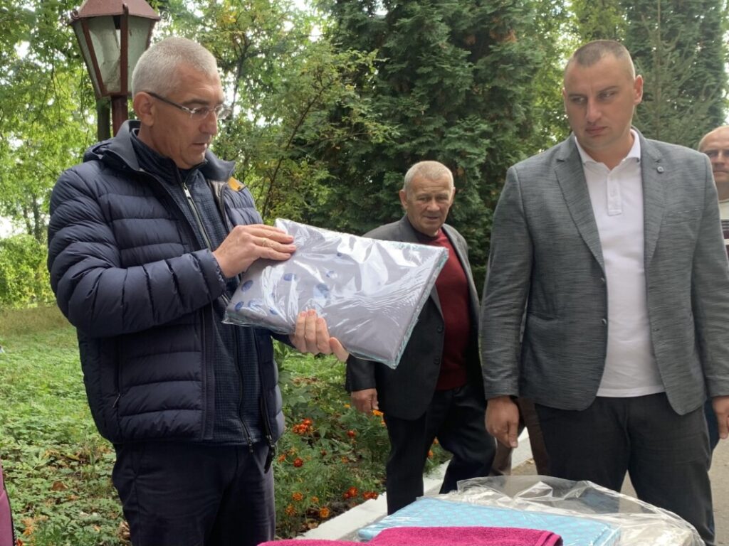 Нова постільна білизна, тумбочки та рушники: Денисівський будинок перестарілих отримав допомогу
