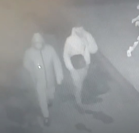 У Тернополі вночі троє незнайомців викрали два електросамокати вартістю 40000 грн (ВІДЕО)