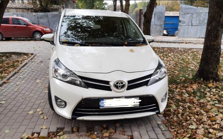 У Тернополі жінка на “Тойоті” припаркувала свій автомобіль на тротуарі (ФОТО)