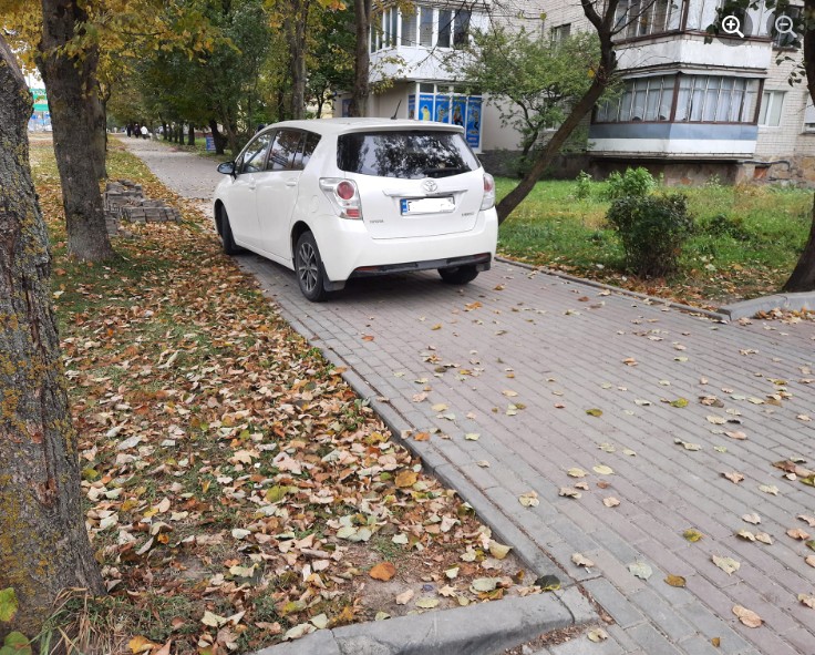 У Тернополі жінка на “Тойоті” припаркувала свій автомобіль на тротуарі (ФОТО)